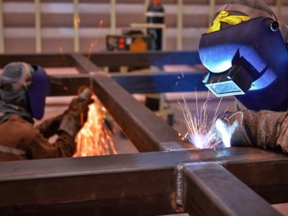 Зварювання металоконструкцій на заводі